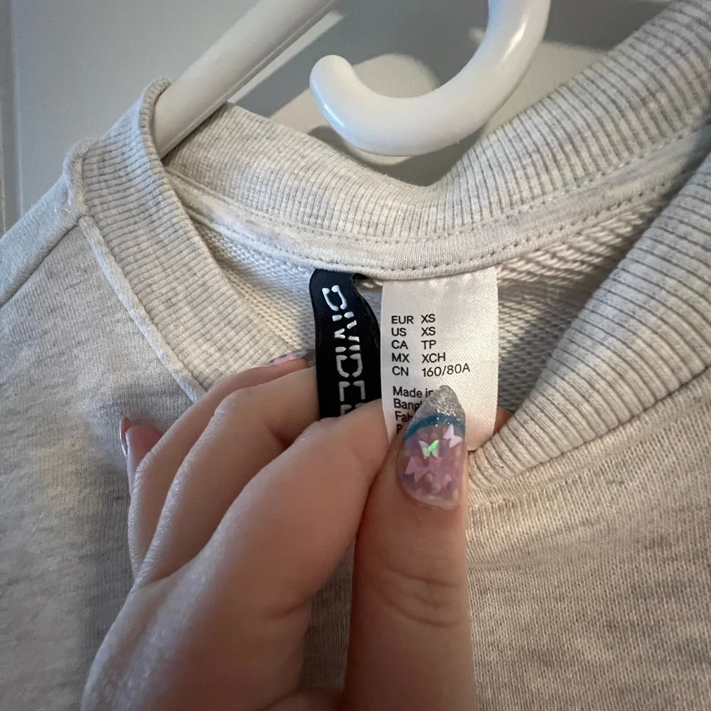 H&M grey ruffled sleeve sweatshirt NWOT - Picture 2 of 3